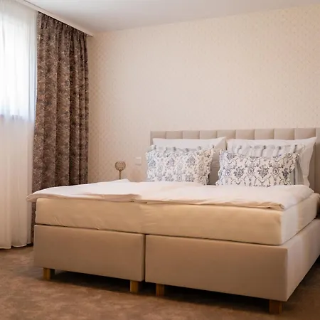 Restauracia S Ubytovanim Mikov Dvor Gasthof Neutra